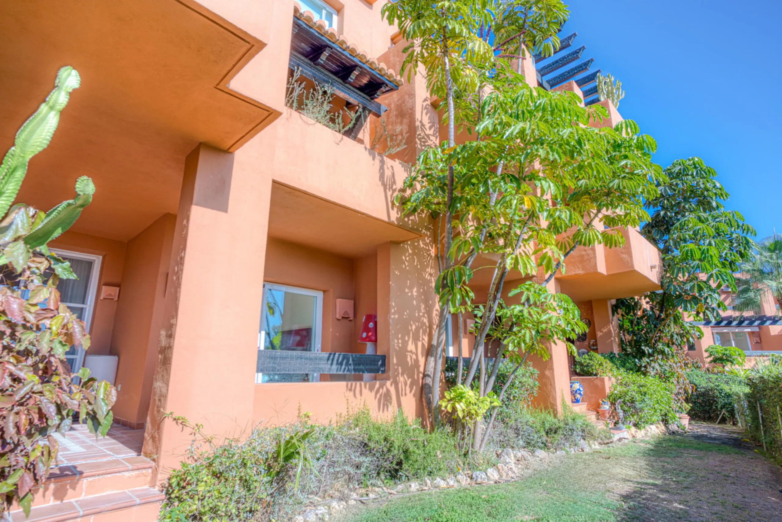 Elegant ground-floor apartment located in one of the most exclusive and peaceful developments in Nueva Andalucía. This carefully maintained property offers the perfect blend of comfort, privacy, and Mediterranean charm. It features two spacious bedrooms a
