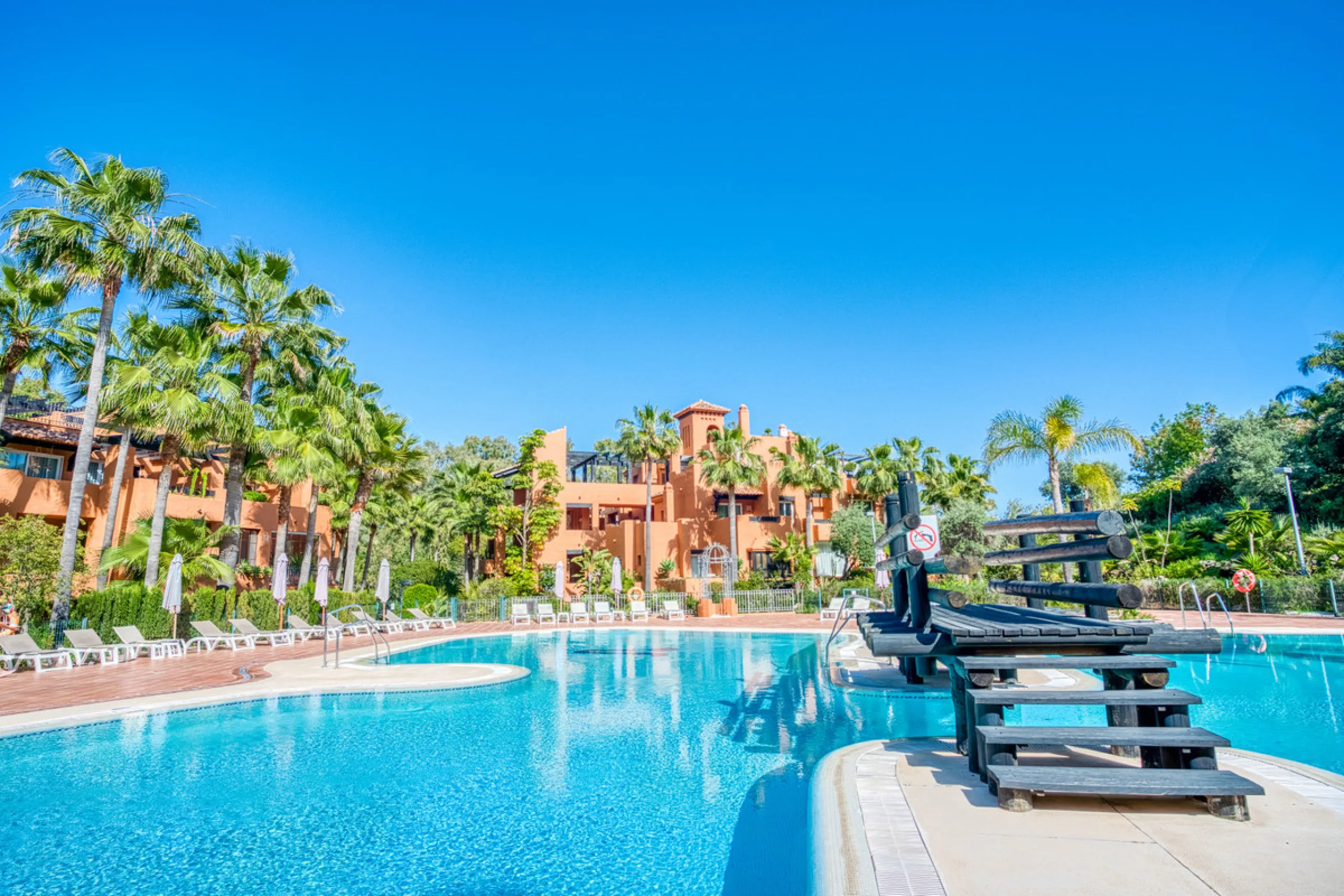 Elegant ground-floor apartment located in one of the most exclusive and peaceful developments in Nueva Andalucía. This carefully maintained property offers the perfect blend of comfort, privacy, and Mediterranean charm. It features two spacious bedrooms a
