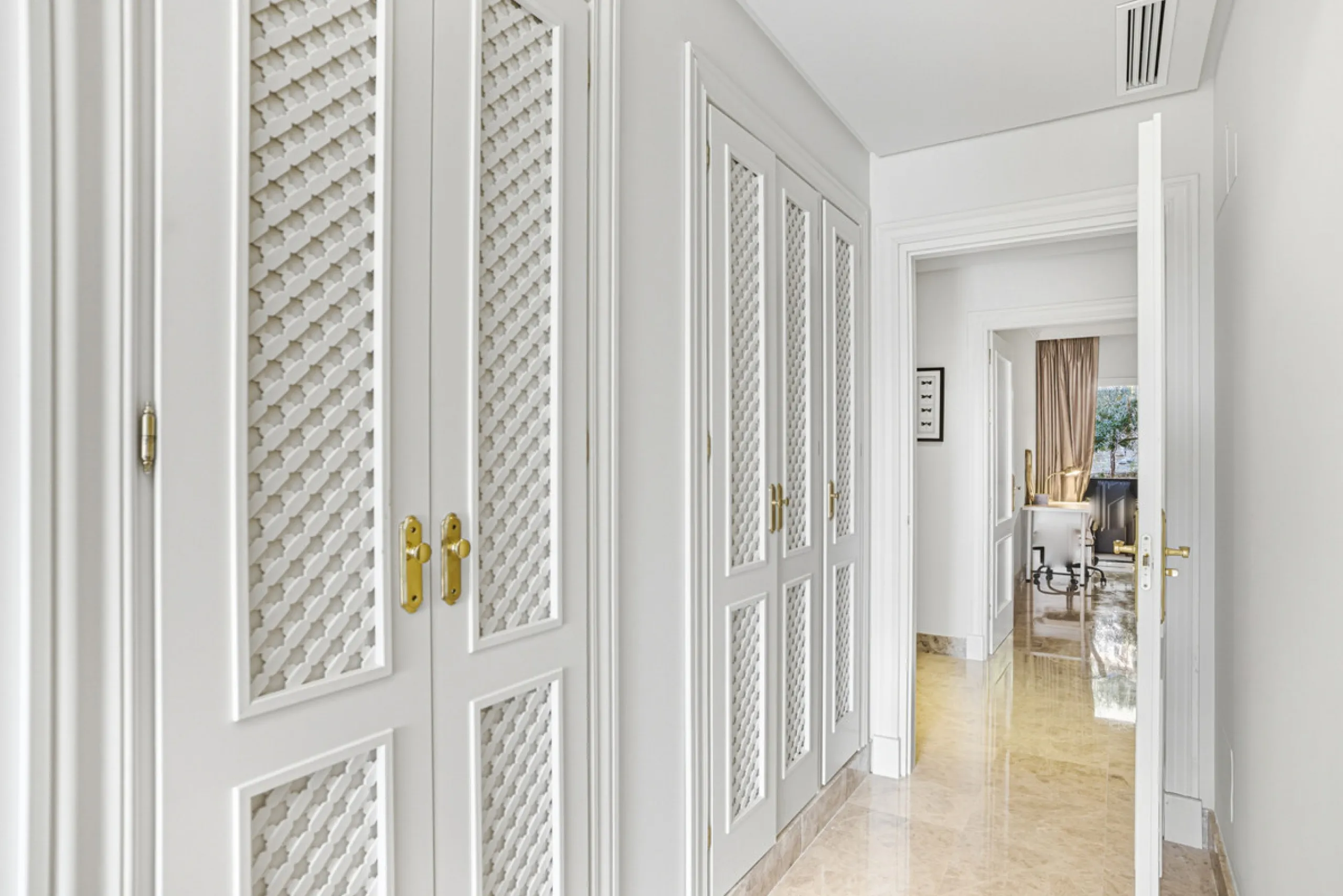 Elegant ground-floor apartment located in one of the most exclusive and peaceful developments in Nueva Andalucía. This carefully maintained property offers the perfect blend of comfort, privacy, and Mediterranean charm. It features two spacious bedrooms a