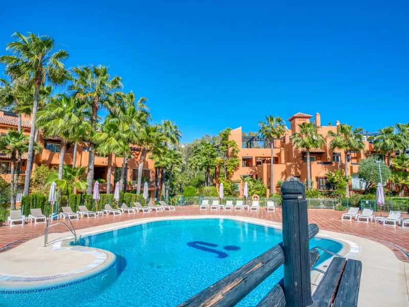 Elegant ground-floor apartment located in one of the most exclusive and peaceful developments in Nueva Andalucía. This carefully maintained property offers the perfect blend of comfort, privacy, and Mediterranean charm. It features two spacious bedrooms a