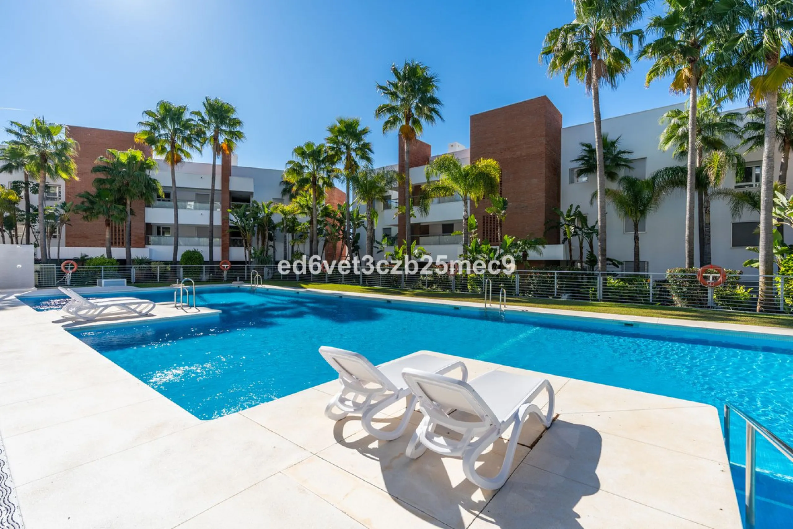 Apartment - Ground Floor Apartment в продаже в Benahavís, Málaga. В доме 3 спален и 2 ванных комнат. Площадь дома 107 м²