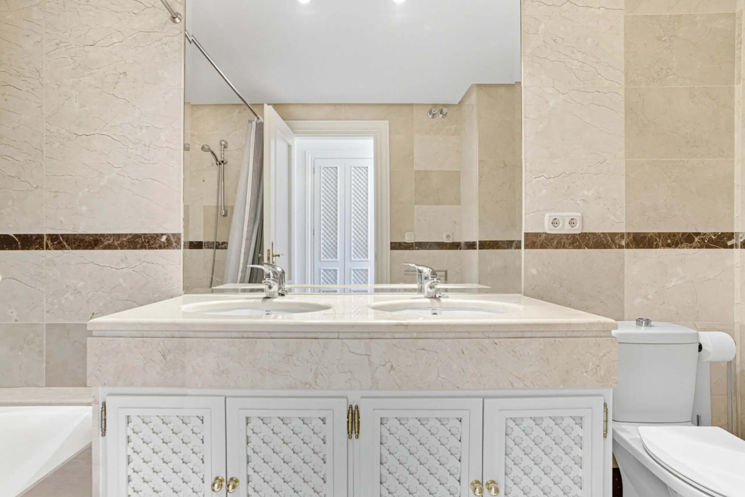 Elegant ground-floor apartment located in one of the most exclusive and peaceful developments in Nueva Andalucía. This carefully maintained property offers the perfect blend of comfort, privacy, and Mediterranean charm. It features two spacious bedrooms a