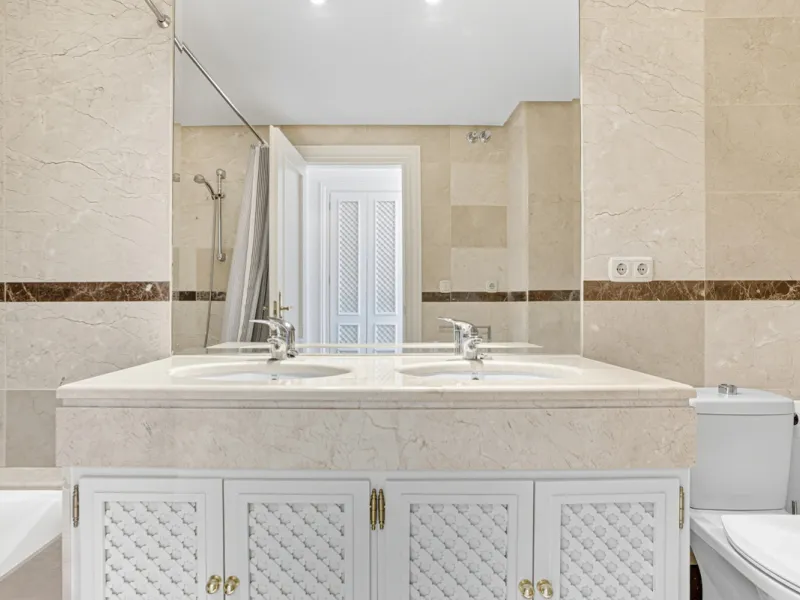 Elegant ground-floor apartment located in one of the most exclusive and peaceful developments in Nueva Andalucía. This carefully maintained property offers the perfect blend of comfort, privacy, and Mediterranean charm. It features two spacious bedrooms a