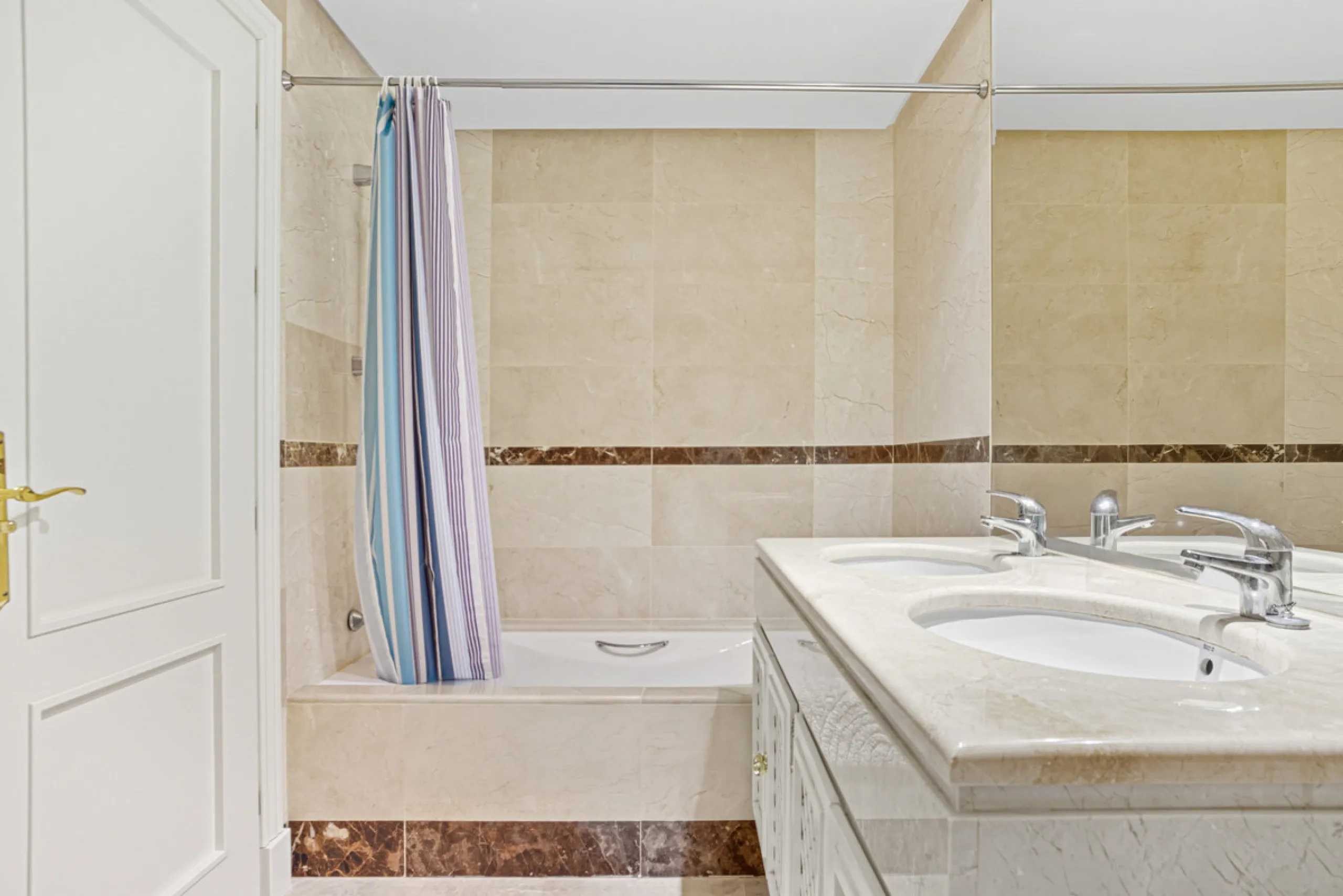 Elegant ground-floor apartment located in one of the most exclusive and peaceful developments in Nueva Andalucía. This carefully maintained property offers the perfect blend of comfort, privacy, and Mediterranean charm. It features two spacious bedrooms a