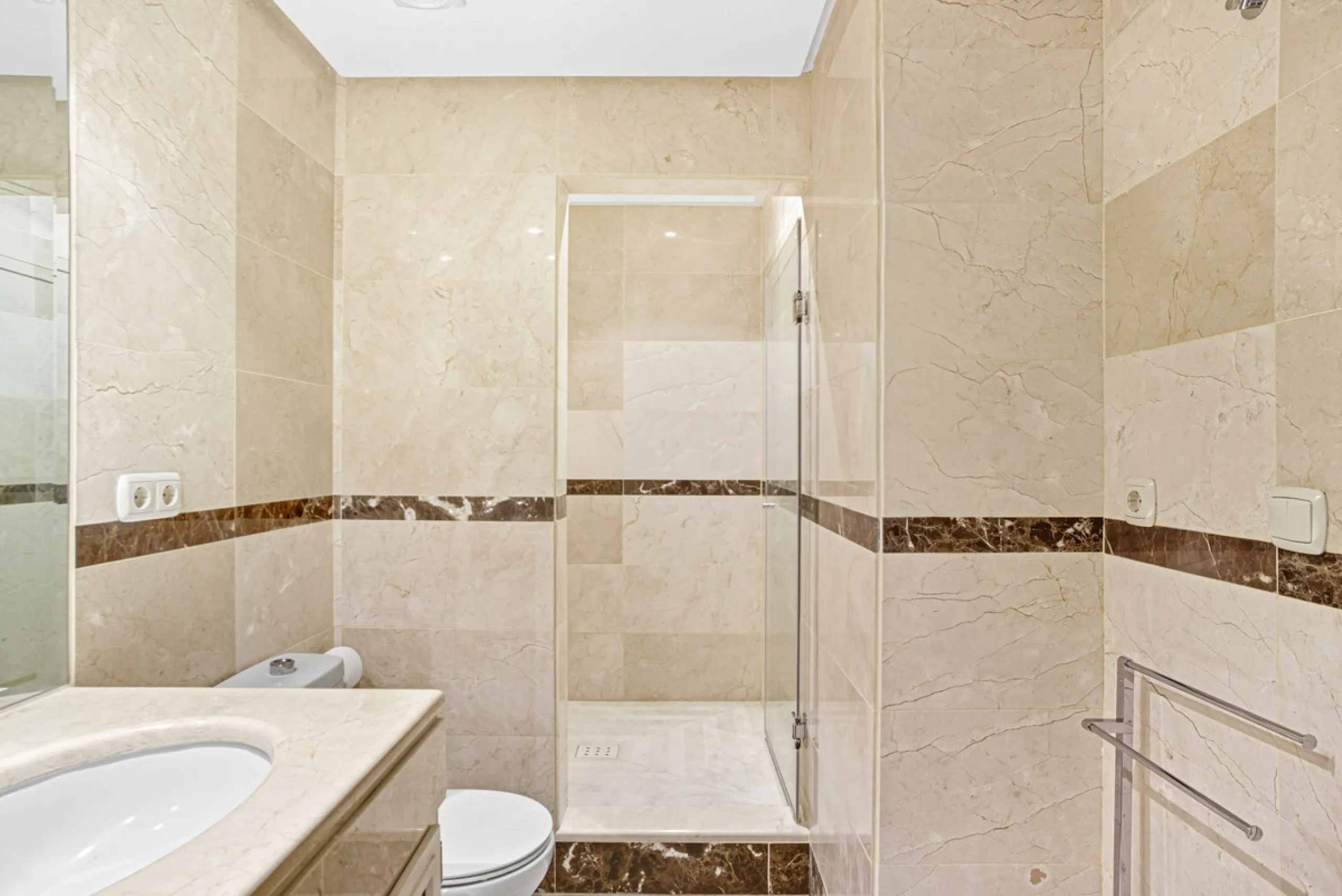 Elegant ground-floor apartment located in one of the most exclusive and peaceful developments in Nueva Andalucía. This carefully maintained property offers the perfect blend of comfort, privacy, and Mediterranean charm. It features two spacious bedrooms a