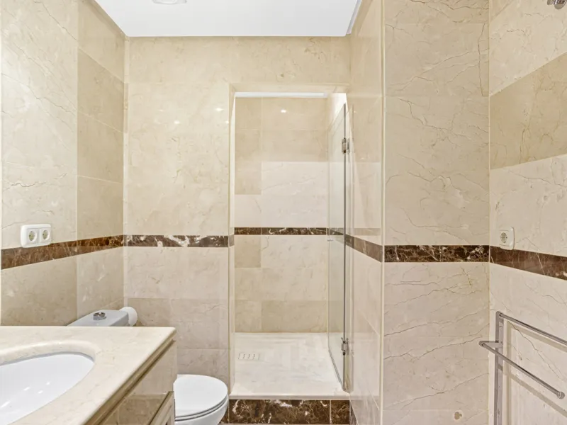 Elegant ground-floor apartment located in one of the most exclusive and peaceful developments in Nueva Andalucía. This carefully maintained property offers the perfect blend of comfort, privacy, and Mediterranean charm. It features two spacious bedrooms a