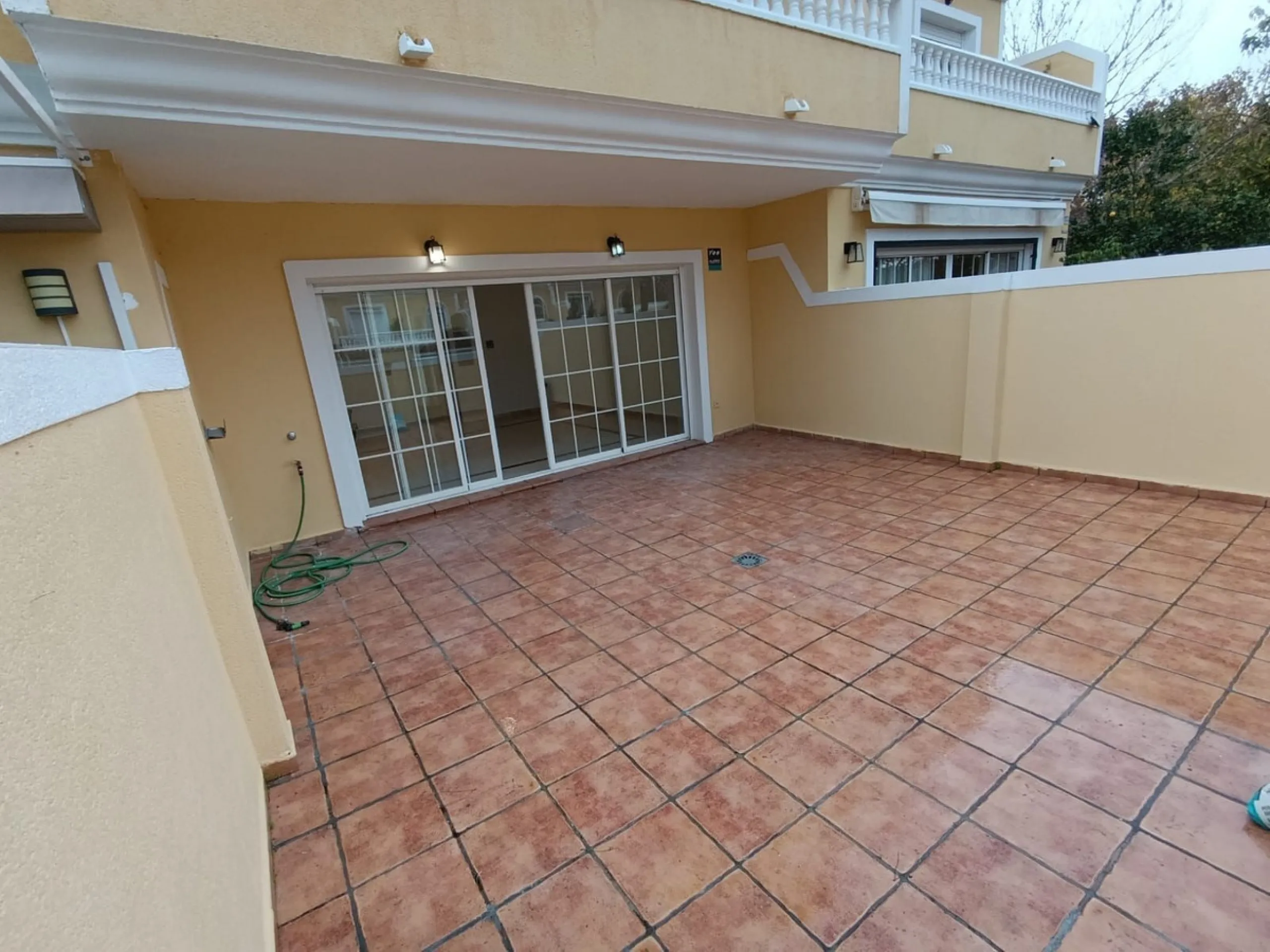 Discover this spectacular semi-detached villa in the sought-after lower Calahonda area, just a five-minute walk from the beach. With a constructed area of ​​233 m², this property offers an ideal space to enjoy life on the Costa del Sol. Upon entering, you