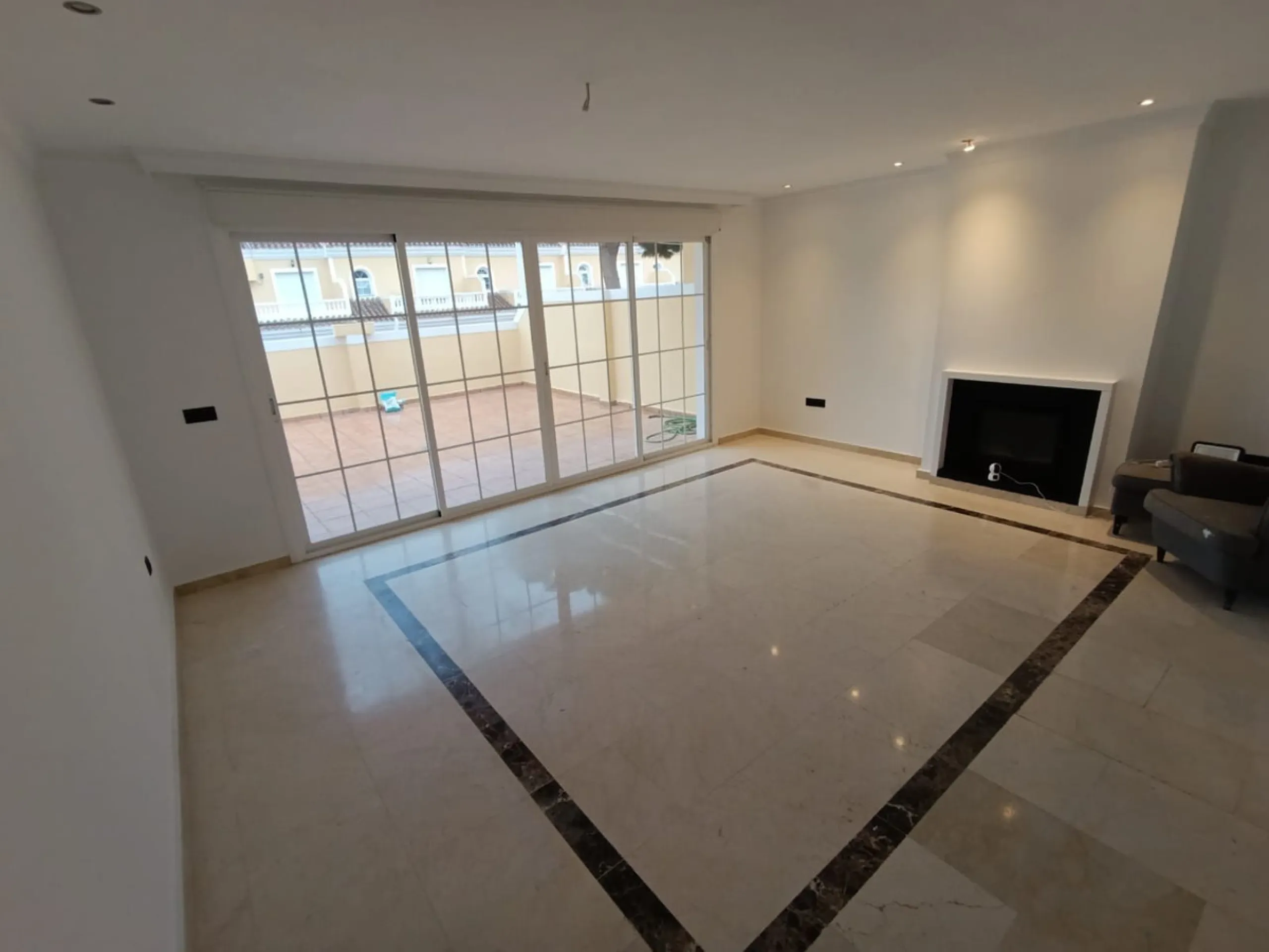 Discover this spectacular semi-detached villa in the sought-after lower Calahonda area, just a five-minute walk from the beach. With a constructed area of ​​233 m², this property offers an ideal space to enjoy life on the Costa del Sol. Upon entering, you