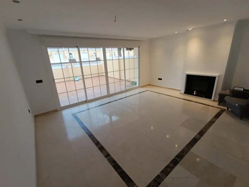 Discover this spectacular semi-detached villa in the sought-after lower Calahonda area, just a five-minute walk from the beach. With a constructed area of ​​233 m², this property offers an ideal space to enjoy life on the Costa del Sol. Upon entering, you