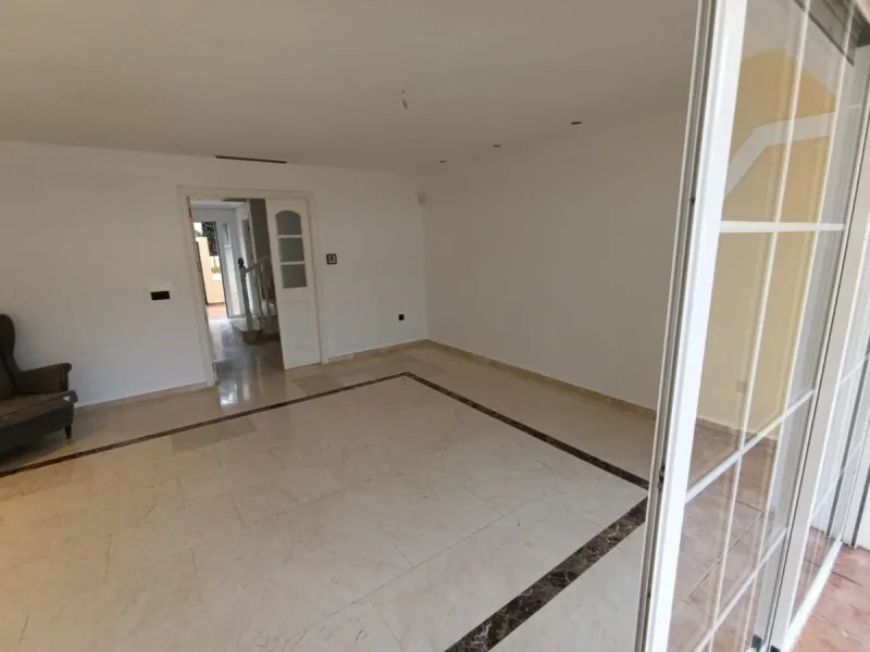 Discover this spectacular semi-detached villa in the sought-after lower Calahonda area, just a five-minute walk from the beach. With a constructed area of ​​233 m², this property offers an ideal space to enjoy life on the Costa del Sol. Upon entering, you