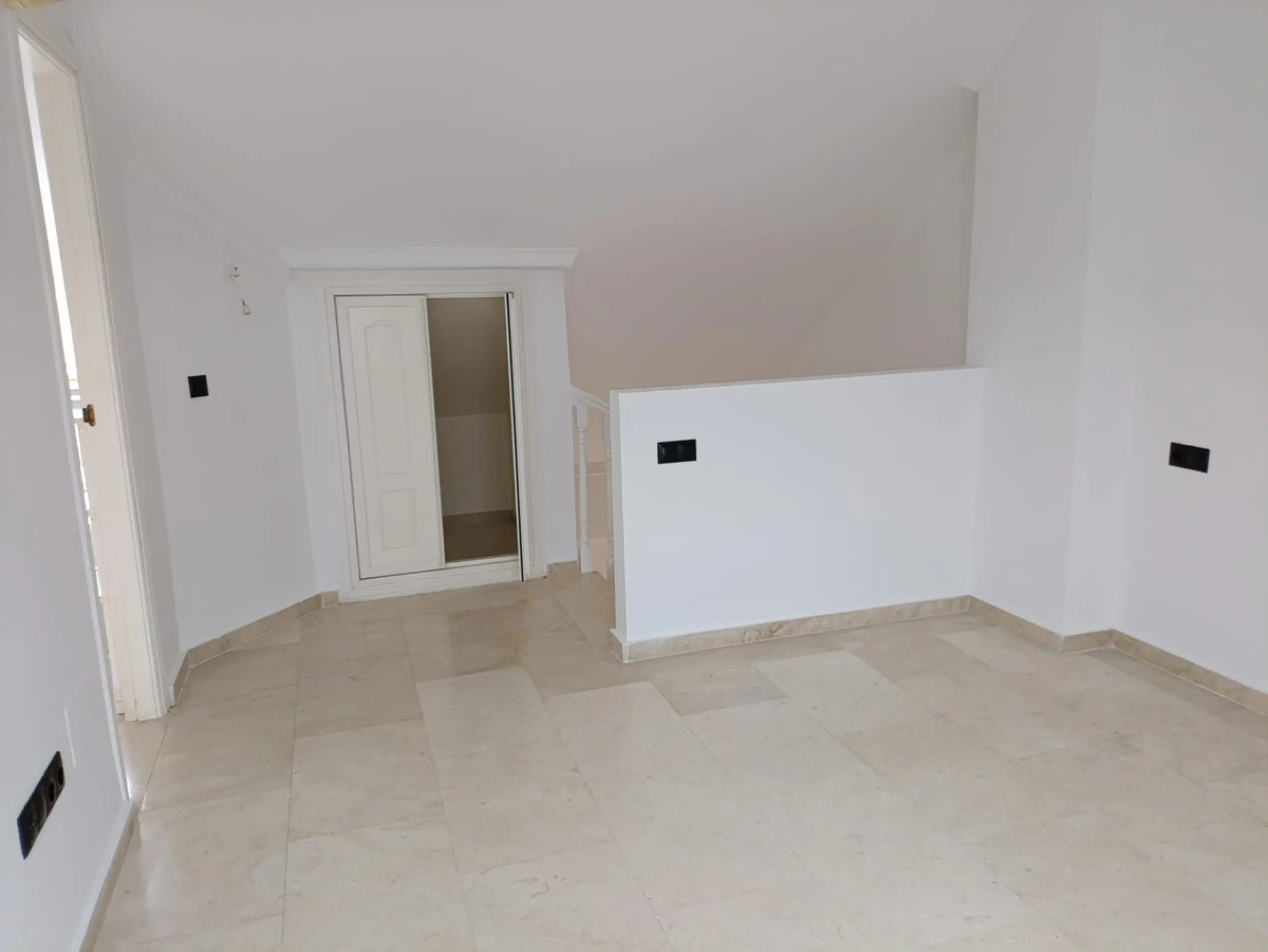 Discover this spectacular semi-detached villa in the sought-after lower Calahonda area, just a five-minute walk from the beach. With a constructed area of ​​233 m², this property offers an ideal space to enjoy life on the Costa del Sol. Upon entering, you