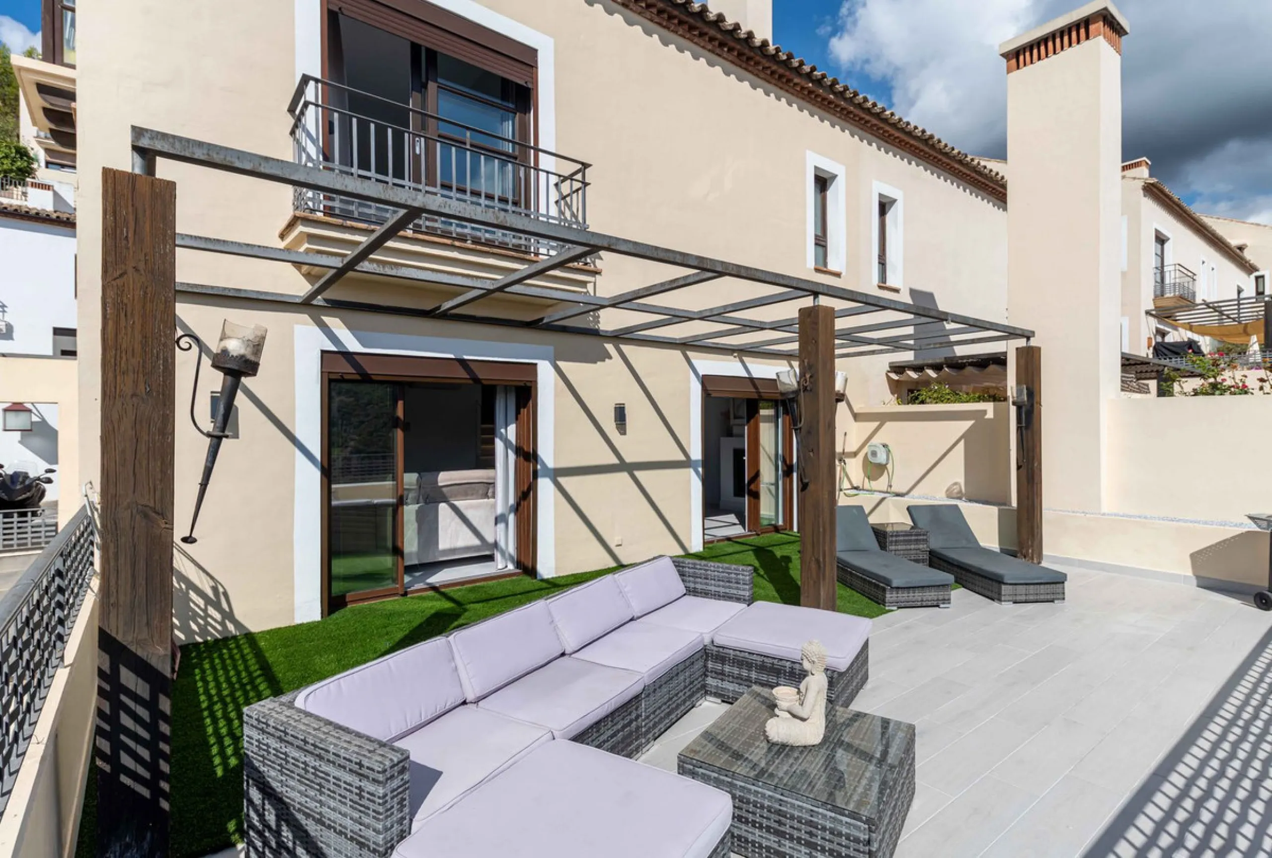 House - Townhouse в продаже в Benahavís, Málaga. В доме 4 спален и 4 ванных комнат. Площадь дома 287 м²