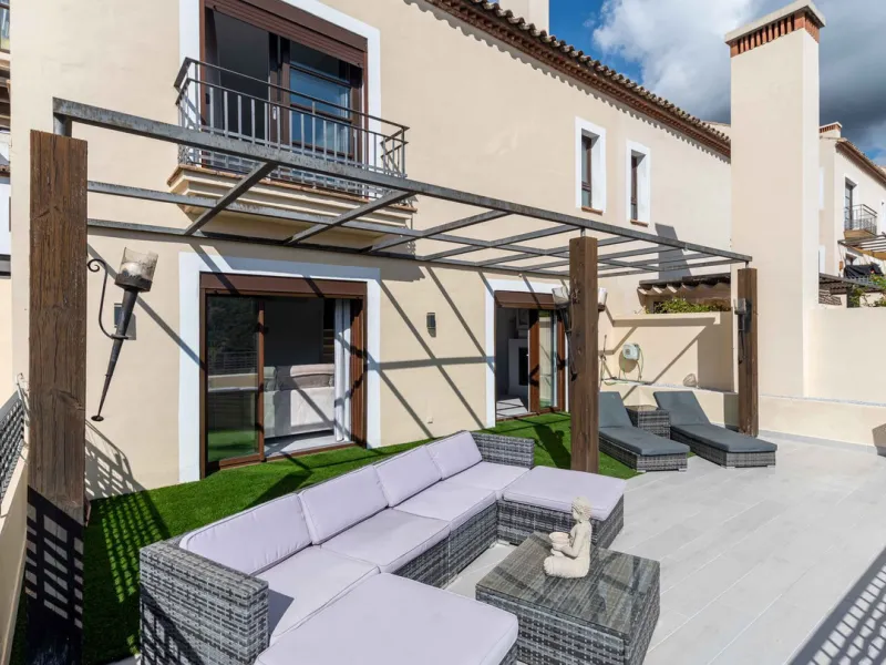 House - Townhouse в продаже в Benahavís, Málaga. В доме 4 спален и 4 ванных комнат. Площадь дома 287 м²