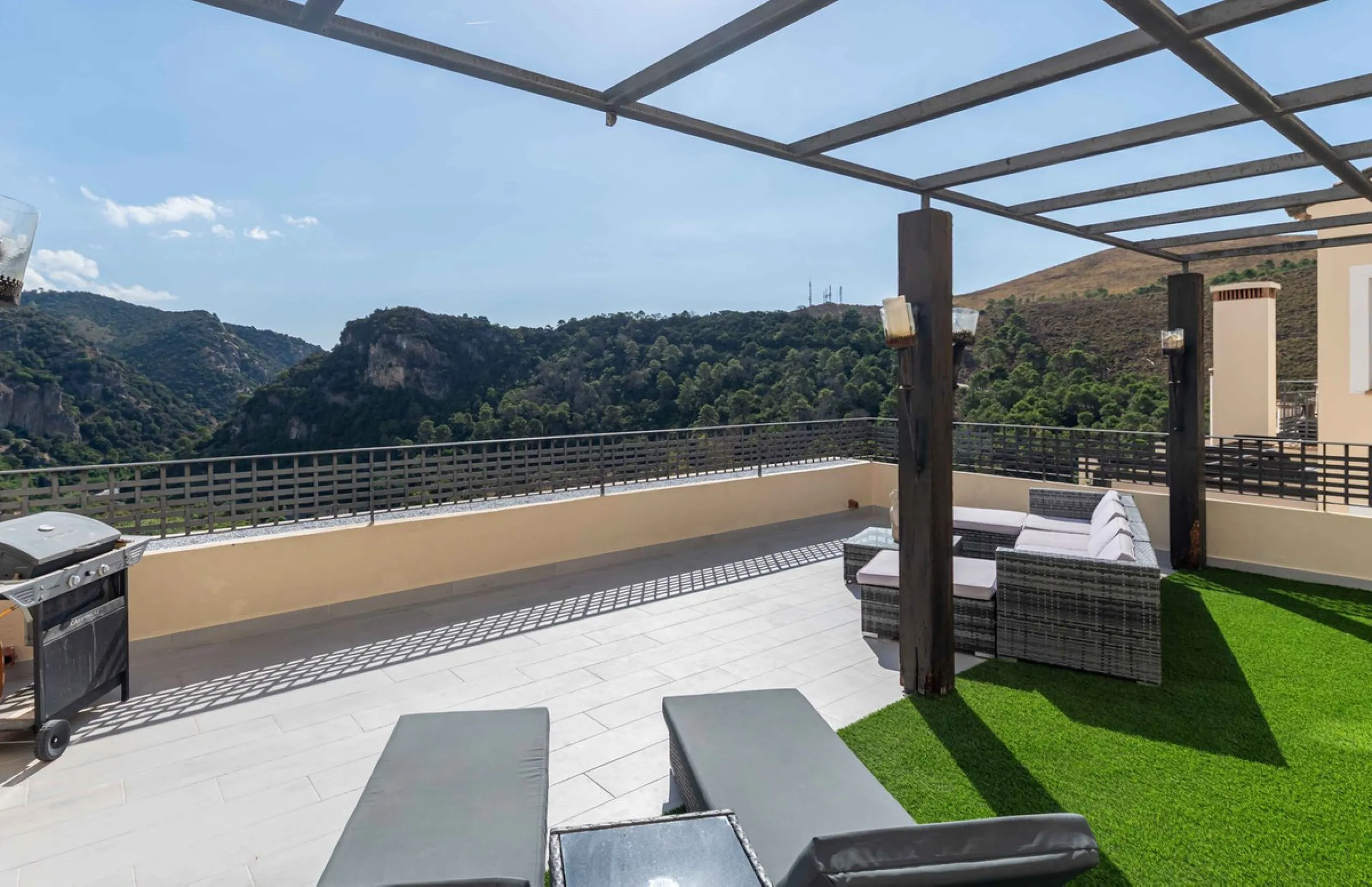 House - Townhouse в продаже в Benahavís, Málaga. В доме 4 спален и 4 ванных комнат. Площадь дома 287 м²
