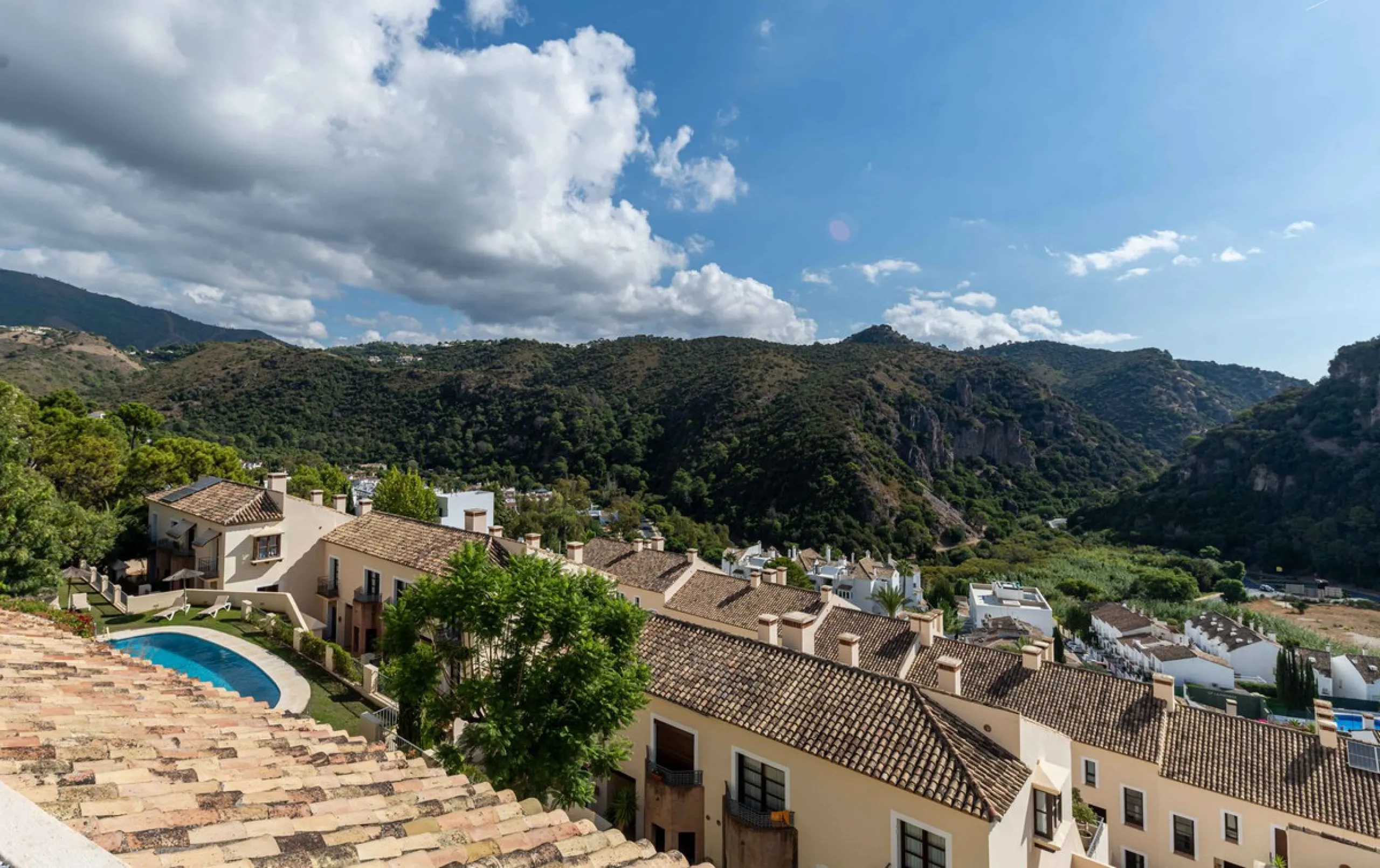 House - Townhouse в продаже в Benahavís, Málaga. В доме 4 спален и 4 ванных комнат. Площадь дома 287 м²