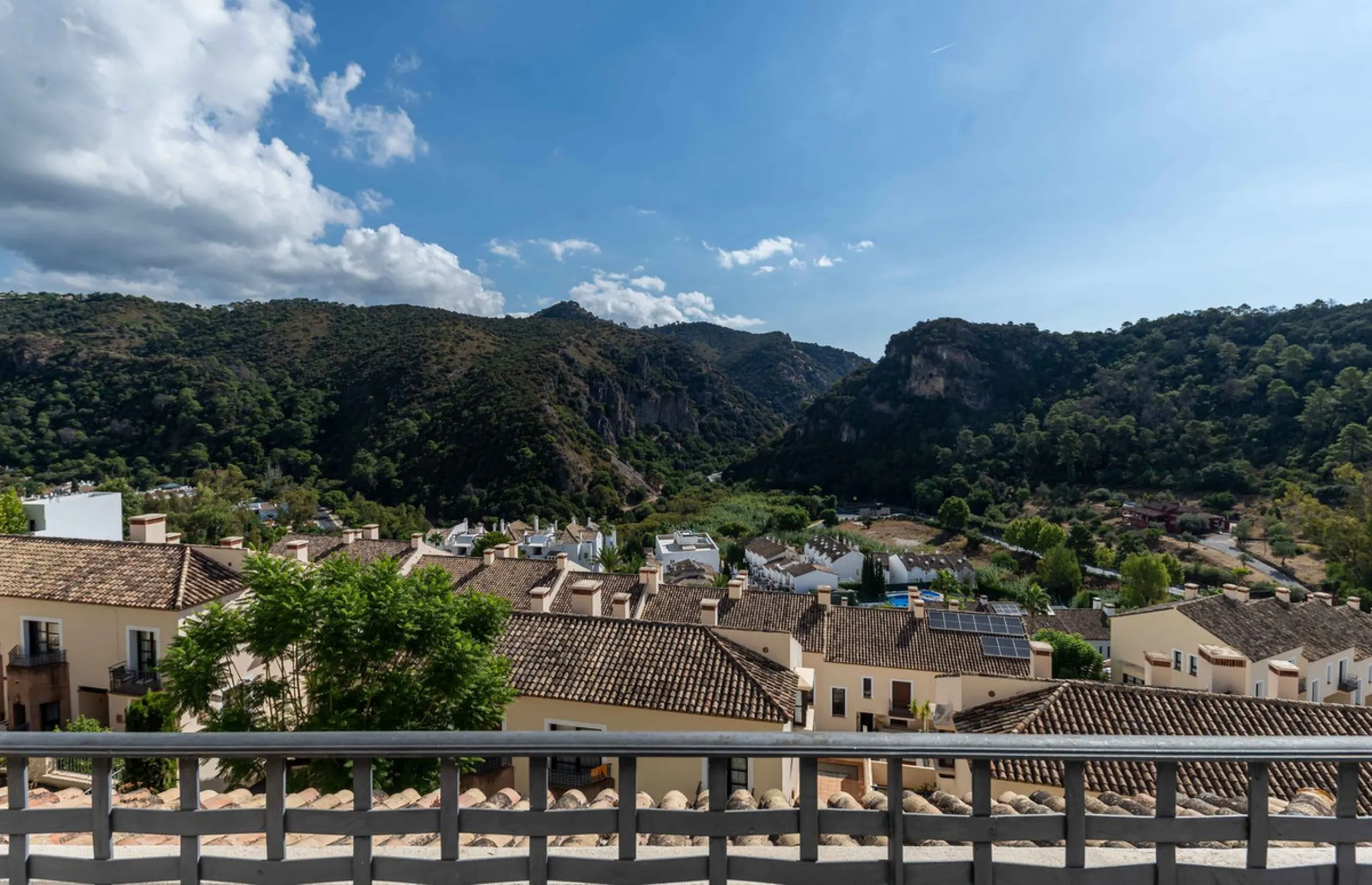 House - Townhouse в продаже в Benahavís, Málaga. В доме 4 спален и 4 ванных комнат. Площадь дома 287 м²