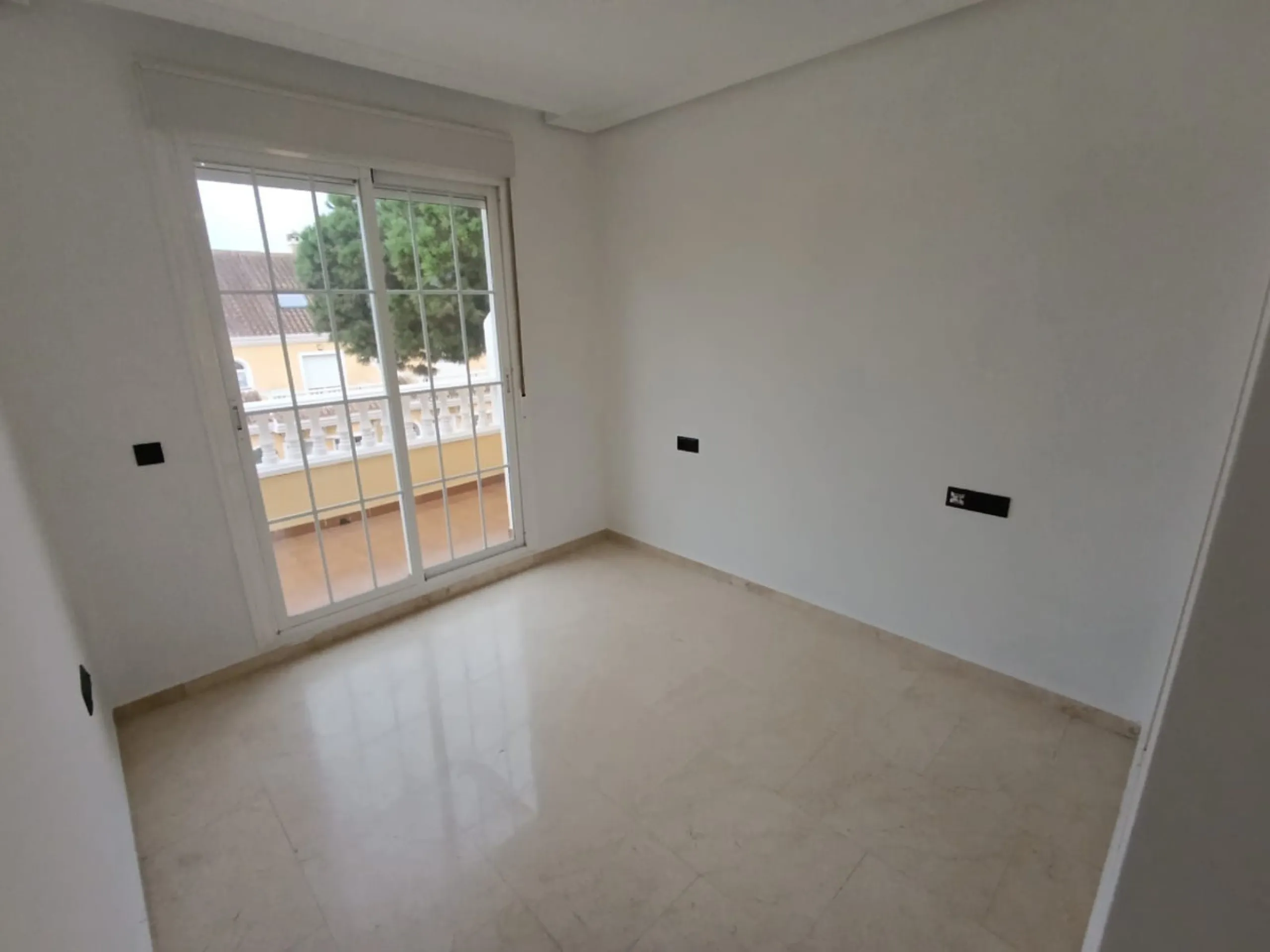 Discover this spectacular semi-detached villa in the sought-after lower Calahonda area, just a five-minute walk from the beach. With a constructed area of ​​233 m², this property offers an ideal space to enjoy life on the Costa del Sol. Upon entering, you
