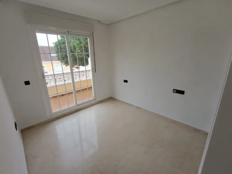 Discover this spectacular semi-detached villa in the sought-after lower Calahonda area, just a five-minute walk from the beach. With a constructed area of ​​233 m², this property offers an ideal space to enjoy life on the Costa del Sol. Upon entering, you