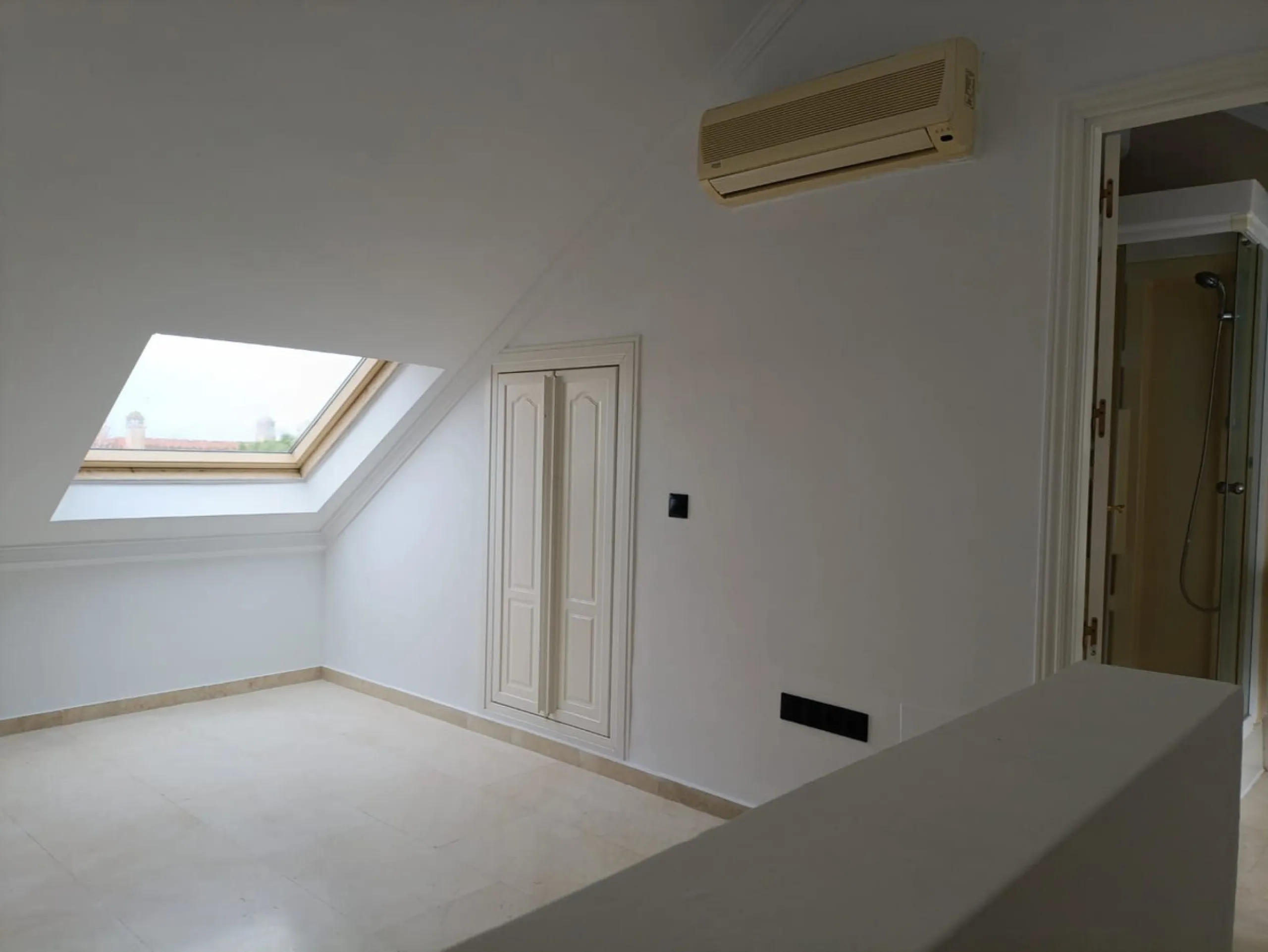 Discover this spectacular semi-detached villa in the sought-after lower Calahonda area, just a five-minute walk from the beach. With a constructed area of ​​233 m², this property offers an ideal space to enjoy life on the Costa del Sol. Upon entering, you