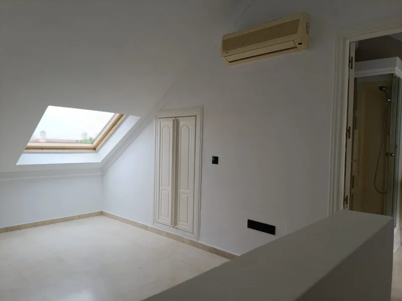 Discover this spectacular semi-detached villa in the sought-after lower Calahonda area, just a five-minute walk from the beach. With a constructed area of ​​233 m², this property offers an ideal space to enjoy life on the Costa del Sol. Upon entering, you