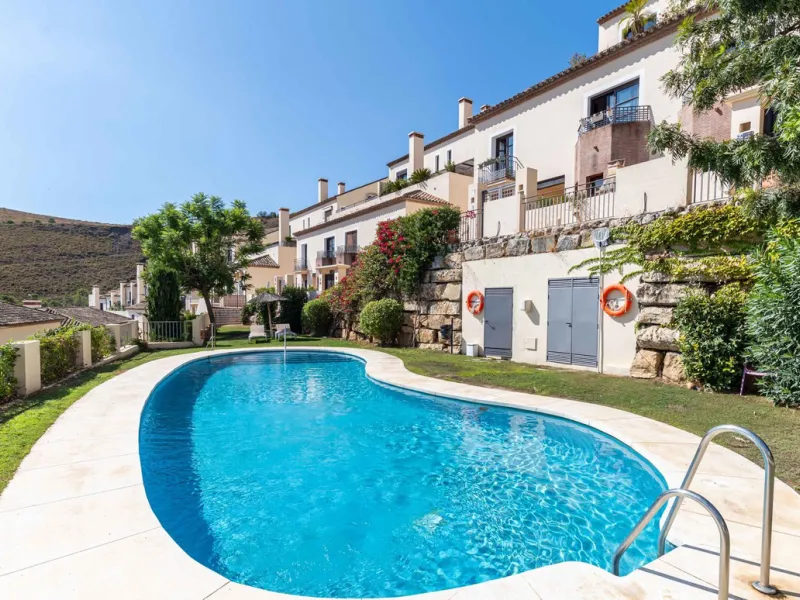 House - Townhouse в продаже в Benahavís, Málaga. В доме 4 спален и 4 ванных комнат. Площадь дома 287 м²