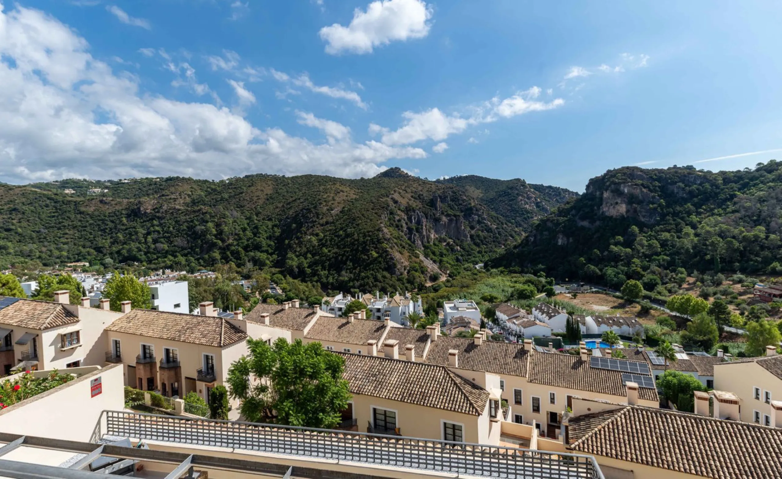 House - Townhouse в продаже в Benahavís, Málaga. В доме 4 спален и 4 ванных комнат. Площадь дома 287 м²