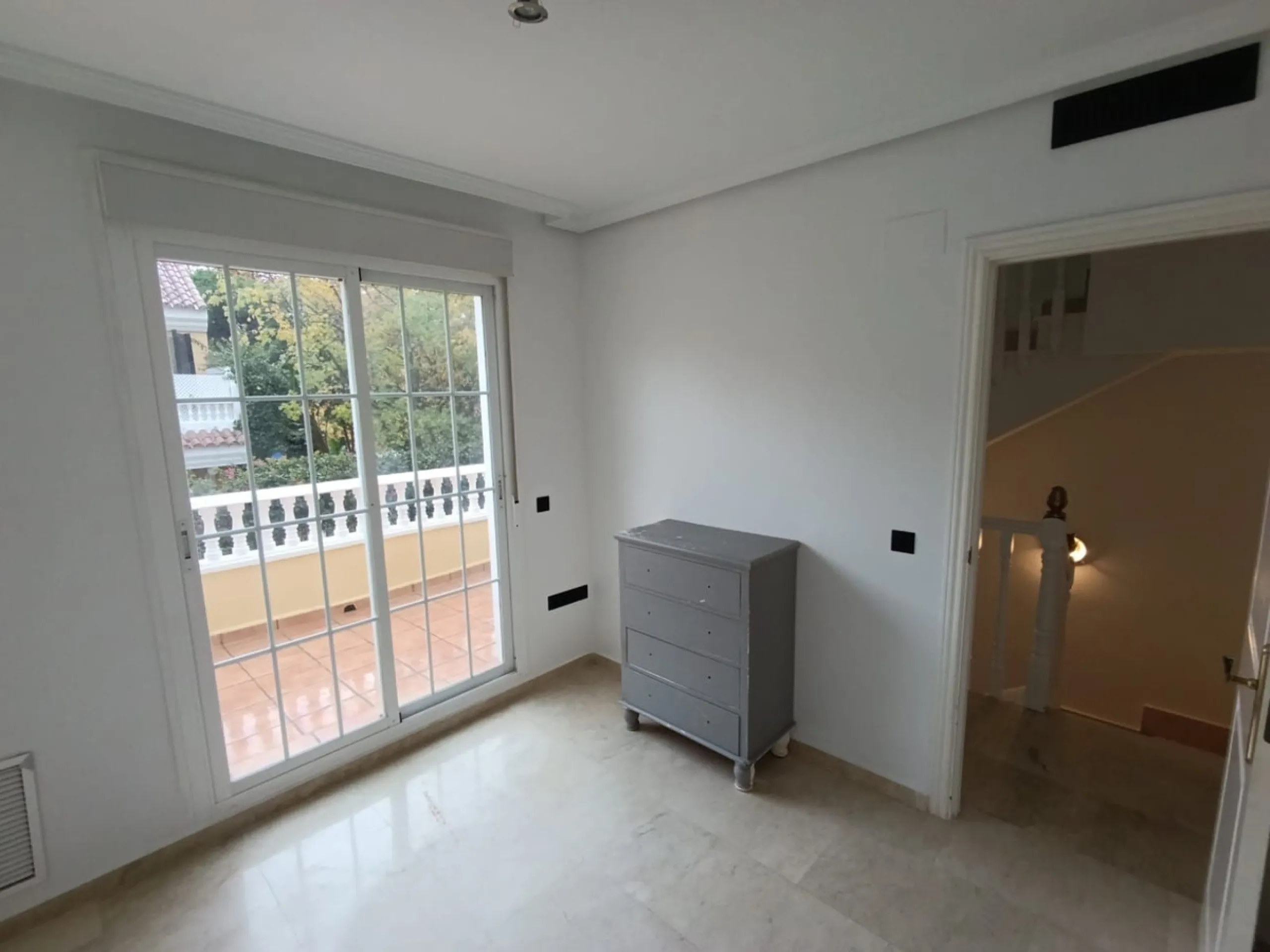 Discover this spectacular semi-detached villa in the sought-after lower Calahonda area, just a five-minute walk from the beach. With a constructed area of ​​233 m², this property offers an ideal space to enjoy life on the Costa del Sol. Upon entering, you