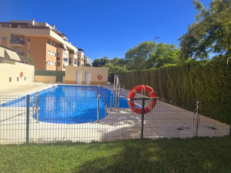 Magnificent ground floor apartment located in one of the most exclusive residential complexes in the area. The property offers 75 m² of interior space and 50 m² of private outdoor areas (30 m² terrace and 20 m² patio), ideal for enjoying the climate and l