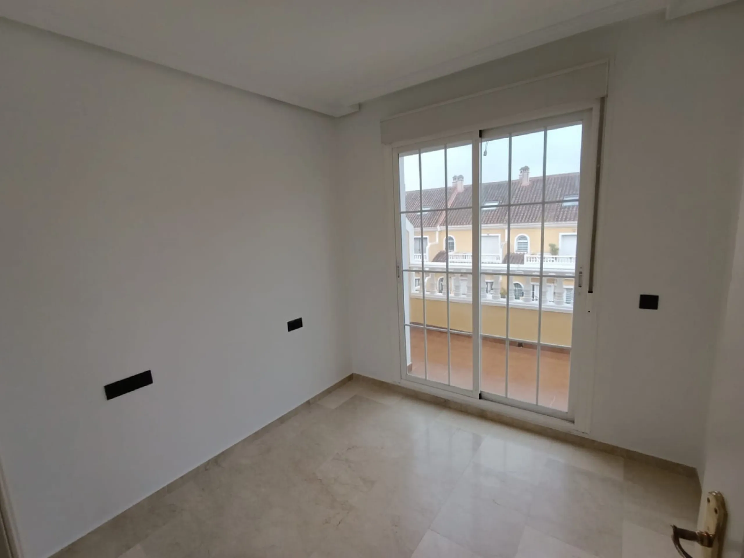 Discover this spectacular semi-detached villa in the sought-after lower Calahonda area, just a five-minute walk from the beach. With a constructed area of ​​233 m², this property offers an ideal space to enjoy life on the Costa del Sol. Upon entering, you