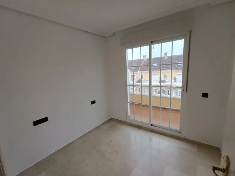 Discover this spectacular semi-detached villa in the sought-after lower Calahonda area, just a five-minute walk from the beach. With a constructed area of ​​233 m², this property offers an ideal space to enjoy life on the Costa del Sol. Upon entering, you