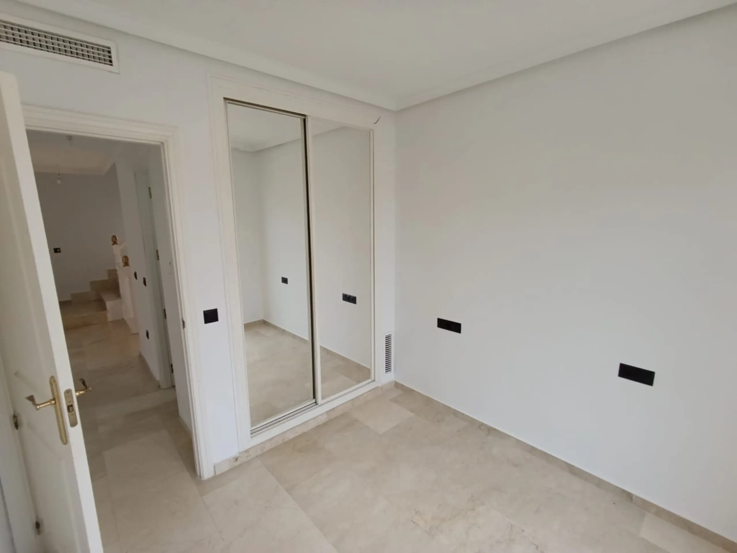 Discover this spectacular semi-detached villa in the sought-after lower Calahonda area, just a five-minute walk from the beach. With a constructed area of ​​233 m², this property offers an ideal space to enjoy life on the Costa del Sol. Upon entering, you