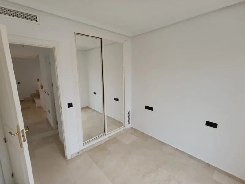 Discover this spectacular semi-detached villa in the sought-after lower Calahonda area, just a five-minute walk from the beach. With a constructed area of ​​233 m², this property offers an ideal space to enjoy life on the Costa del Sol. Upon entering, you