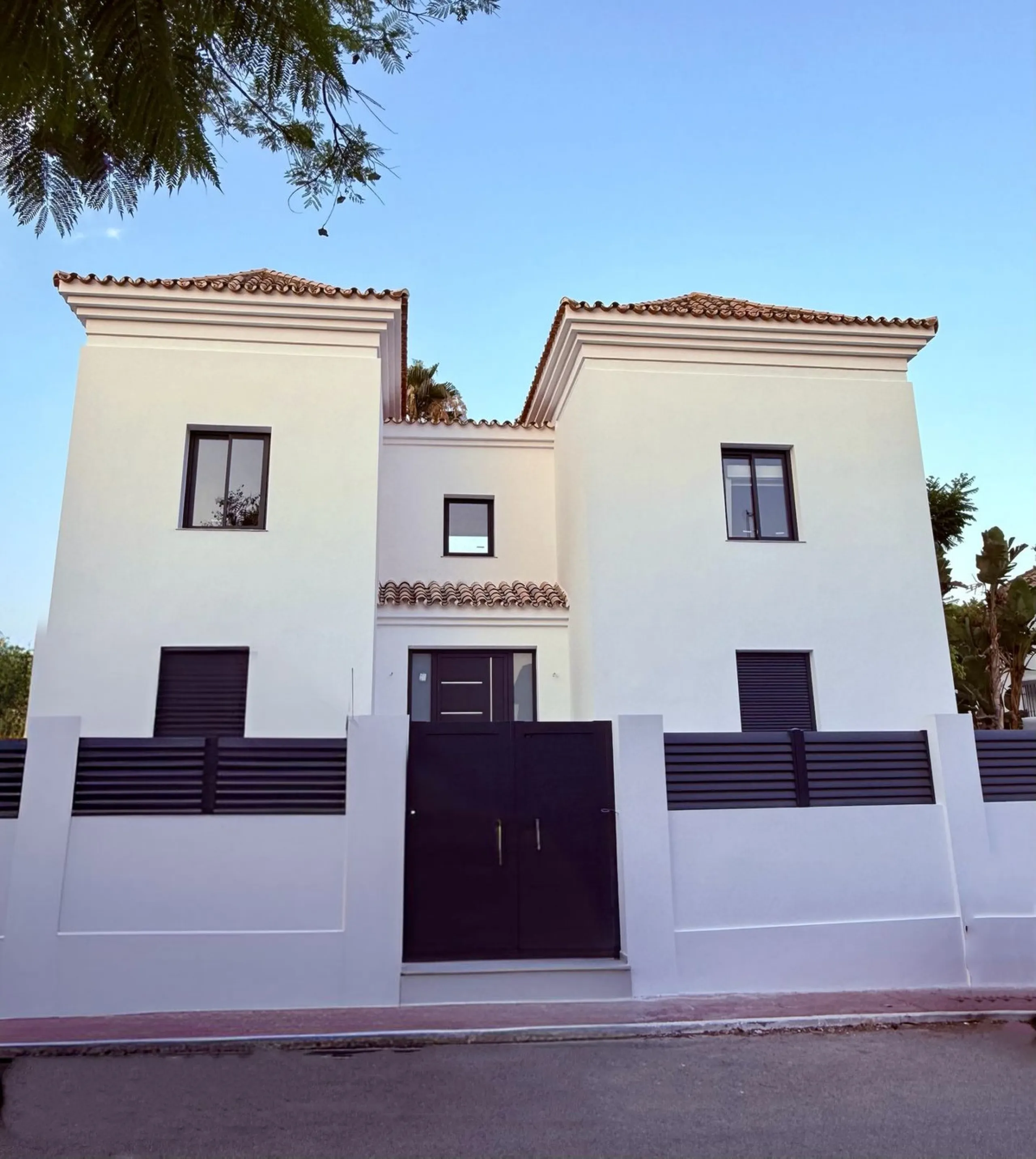 Spectacular 5 bedroom villa, located in the prestigious residential community in Nueva Andalucia, just few steps to Puerto Banus. Surrounded by beautiful villas and with private security, this magnificent property is just 10 minutes' walk from one of the 