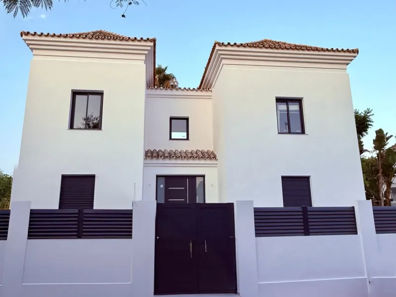 Spectacular 5 bedroom villa, located in the prestigious residential community in Nueva Andalucia, just few steps to Puerto Banus. Surrounded by beautiful villas and with private security, this magnificent property is just 10 minutes' walk from one of the 