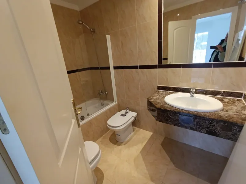 Discover this spectacular semi-detached villa in the sought-after lower Calahonda area, just a five-minute walk from the beach. With a constructed area of ​​233 m², this property offers an ideal space to enjoy life on the Costa del Sol. Upon entering, you