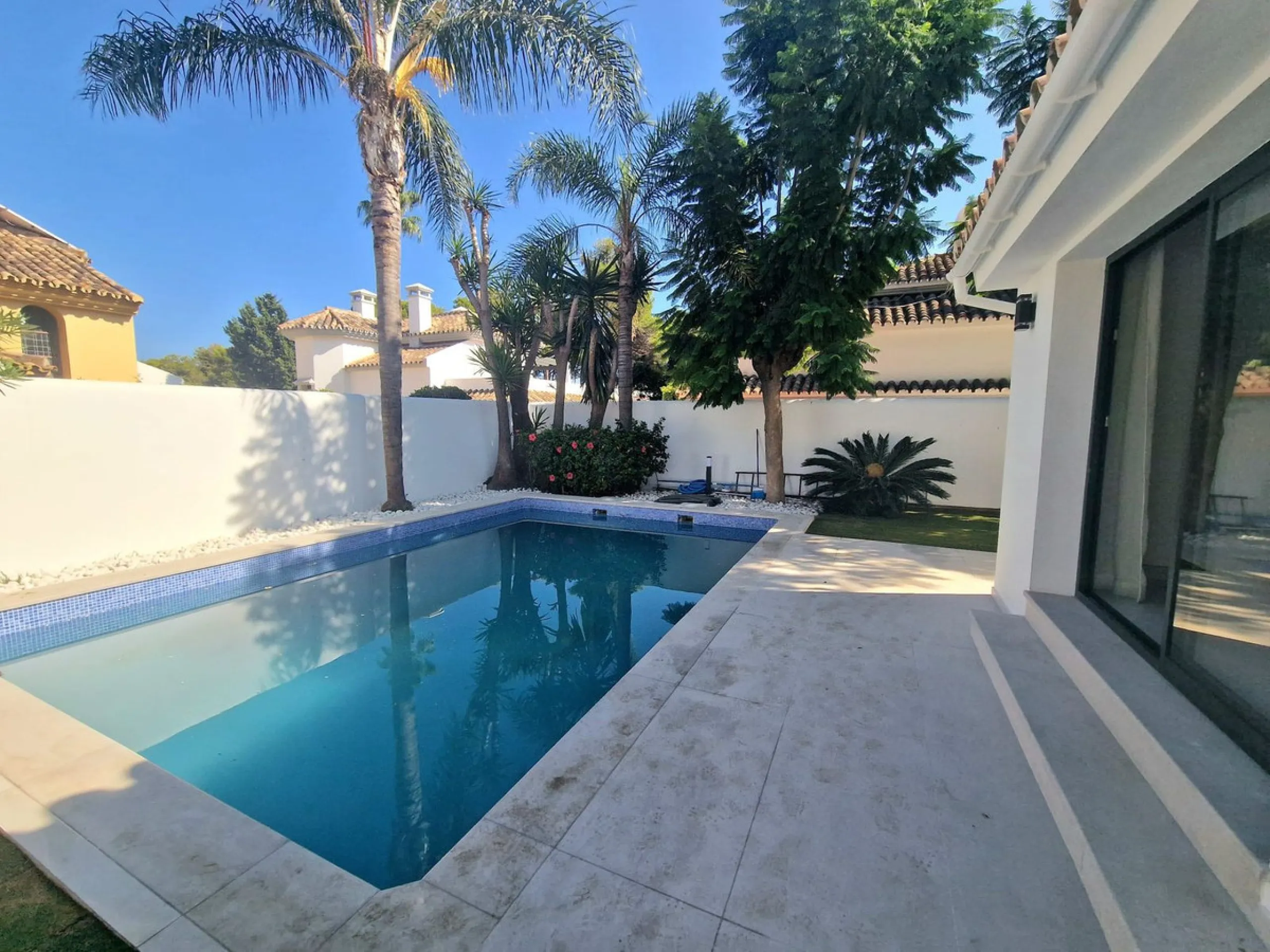 Spectacular 5 bedroom villa, located in the prestigious residential community in Nueva Andalucia, just few steps to Puerto Banus. Surrounded by beautiful villas and with private security, this magnificent property is just 10 minutes' walk from one of the 