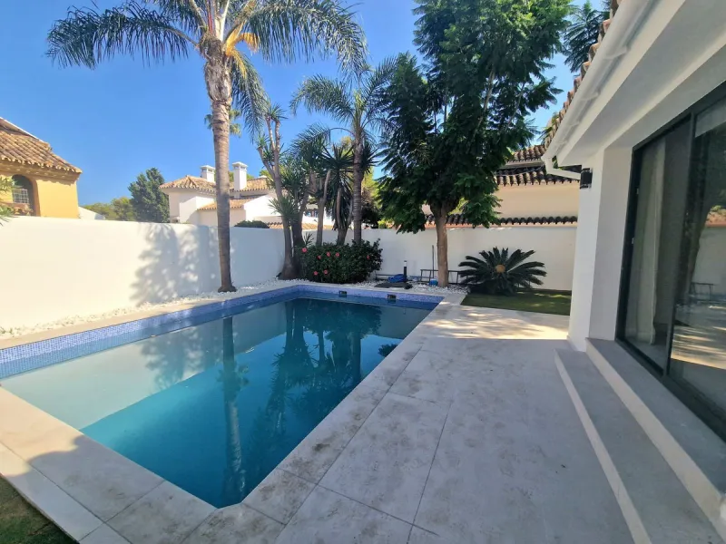 Spectacular 5 bedroom villa, located in the prestigious residential community in Nueva Andalucia, just few steps to Puerto Banus. Surrounded by beautiful villas and with private security, this magnificent property is just 10 minutes' walk from one of the 