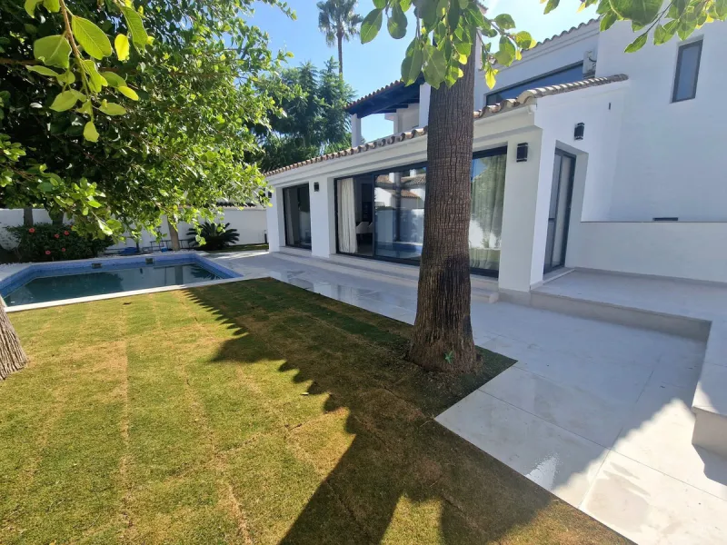 Spectacular 5 bedroom villa, located in the prestigious residential community in Nueva Andalucia, just few steps to Puerto Banus. Surrounded by beautiful villas and with private security, this magnificent property is just 10 minutes' walk from one of the 