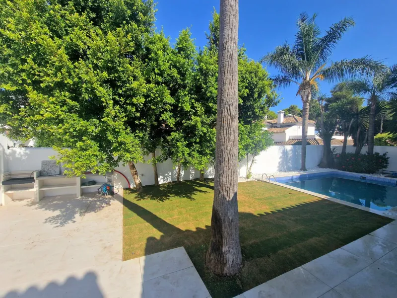 Spectacular 5 bedroom villa, located in the prestigious residential community in Nueva Andalucia, just few steps to Puerto Banus. Surrounded by beautiful villas and with private security, this magnificent property is just 10 minutes' walk from one of the 