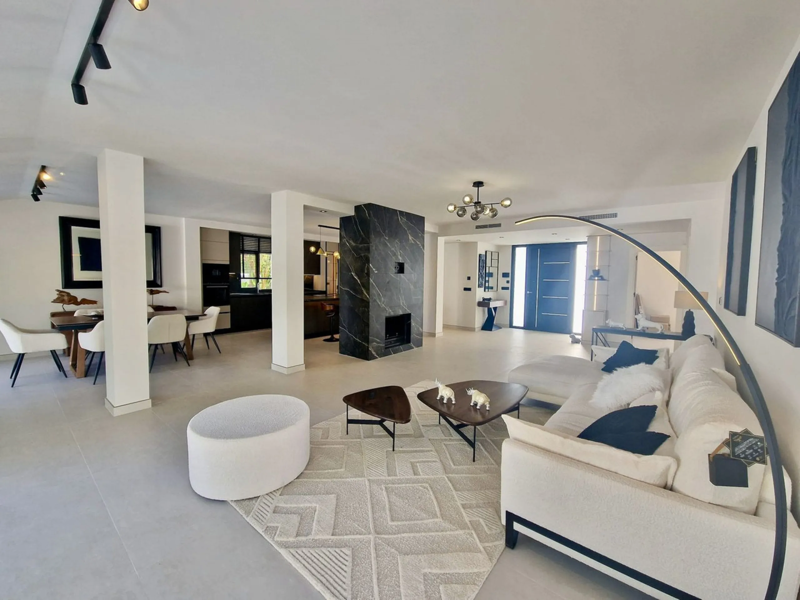 Spectacular 5 bedroom villa, located in the prestigious residential community in Nueva Andalucia, just few steps to Puerto Banus. Surrounded by beautiful villas and with private security, this magnificent property is just 10 minutes' walk from one of the 