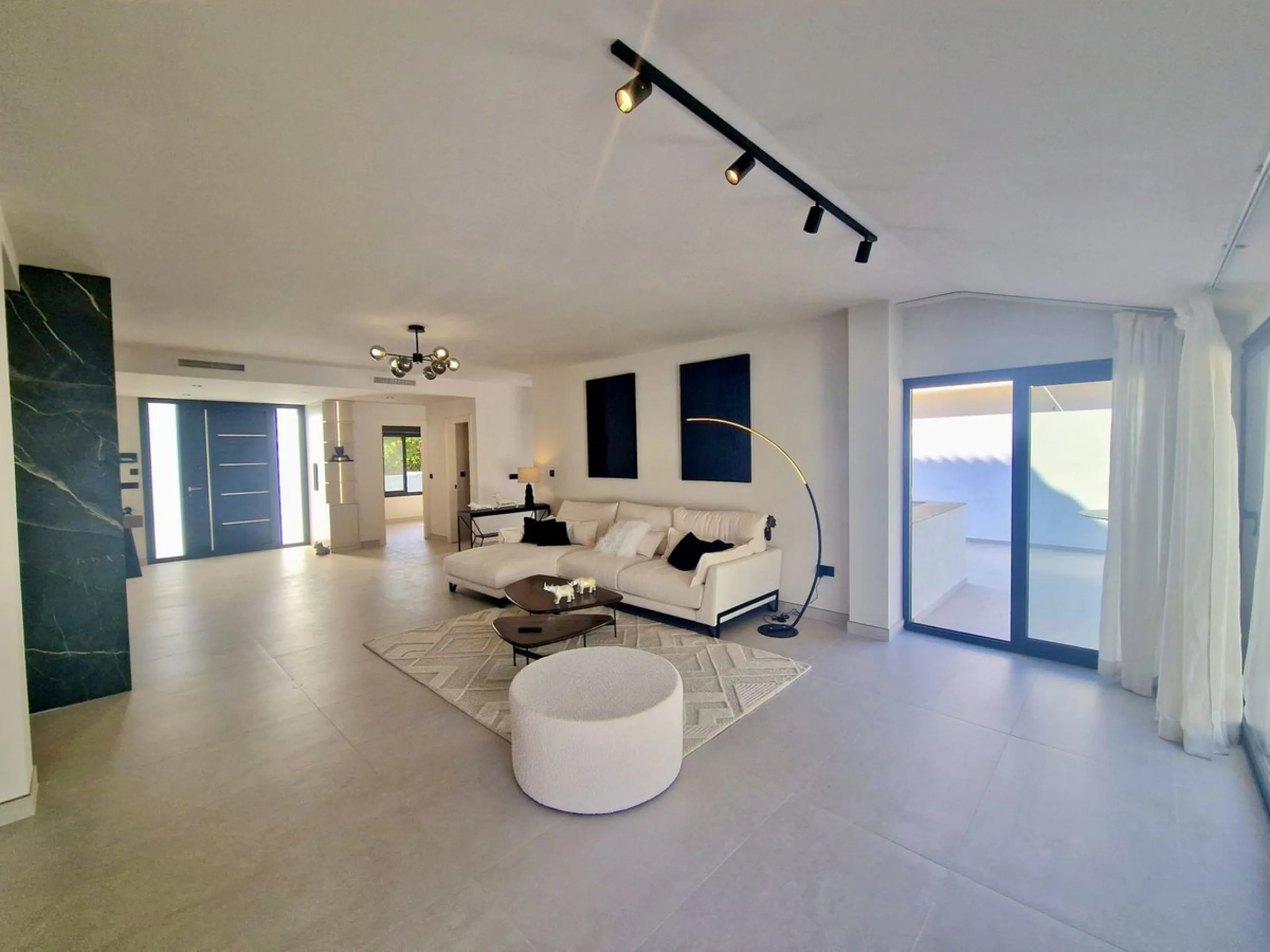 Spectacular 5 bedroom villa, located in the prestigious residential community in Nueva Andalucia, just few steps to Puerto Banus. Surrounded by beautiful villas and with private security, this magnificent property is just 10 minutes' walk from one of the 
