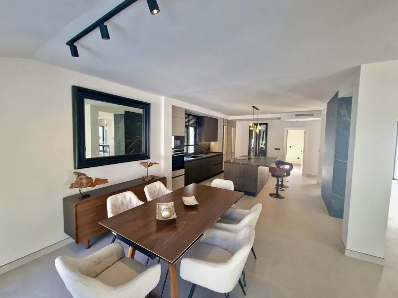 Spectacular 5 bedroom villa, located in the prestigious residential community in Nueva Andalucia, just few steps to Puerto Banus. Surrounded by beautiful villas and with private security, this magnificent property is just 10 minutes' walk from one of the 