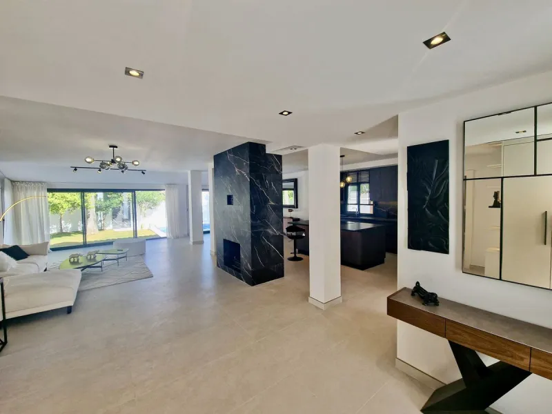 Spectacular 5 bedroom villa, located in the prestigious residential community in Nueva Andalucia, just few steps to Puerto Banus. Surrounded by beautiful villas and with private security, this magnificent property is just 10 minutes' walk from one of the 