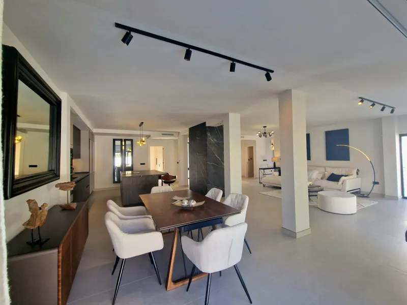 Spectacular 5 bedroom villa, located in the prestigious residential community in Nueva Andalucia, just few steps to Puerto Banus. Surrounded by beautiful villas and with private security, this magnificent property is just 10 minutes' walk from one of the 