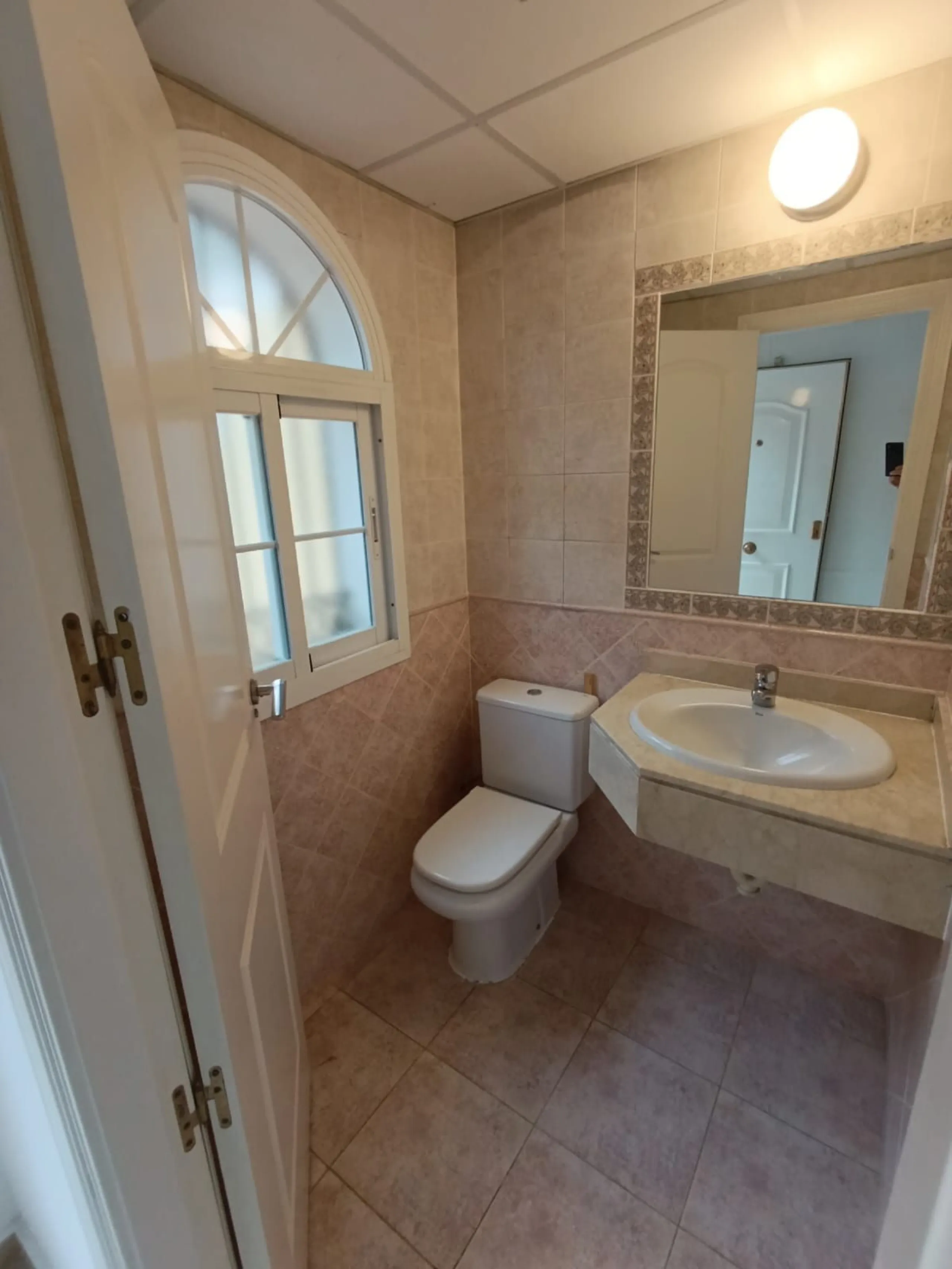 Discover this spectacular semi-detached villa in the sought-after lower Calahonda area, just a five-minute walk from the beach. With a constructed area of ​​233 m², this property offers an ideal space to enjoy life on the Costa del Sol. Upon entering, you