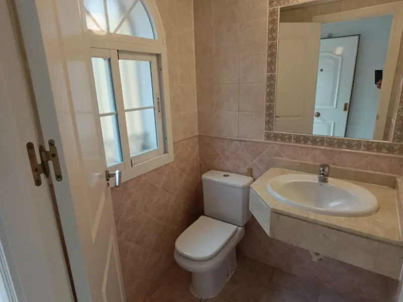 Discover this spectacular semi-detached villa in the sought-after lower Calahonda area, just a five-minute walk from the beach. With a constructed area of ​​233 m², this property offers an ideal space to enjoy life on the Costa del Sol. Upon entering, you