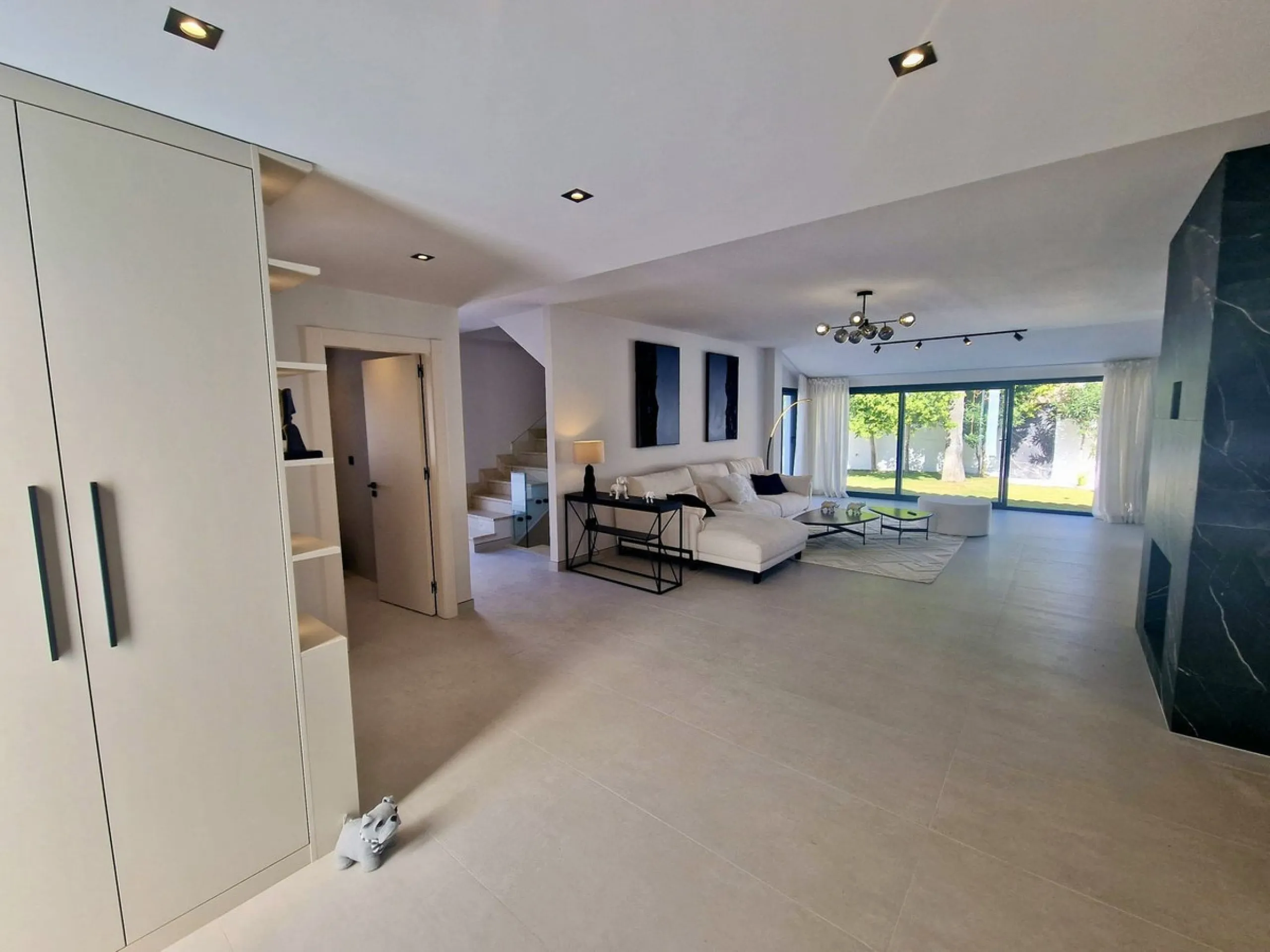 Spectacular 5 bedroom villa, located in the prestigious residential community in Nueva Andalucia, just few steps to Puerto Banus. Surrounded by beautiful villas and with private security, this magnificent property is just 10 minutes' walk from one of the 