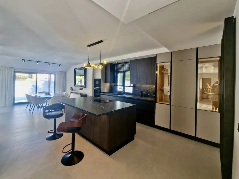 Spectacular 5 bedroom villa, located in the prestigious residential community in Nueva Andalucia, just few steps to Puerto Banus. Surrounded by beautiful villas and with private security, this magnificent property is just 10 minutes' walk from one of the 