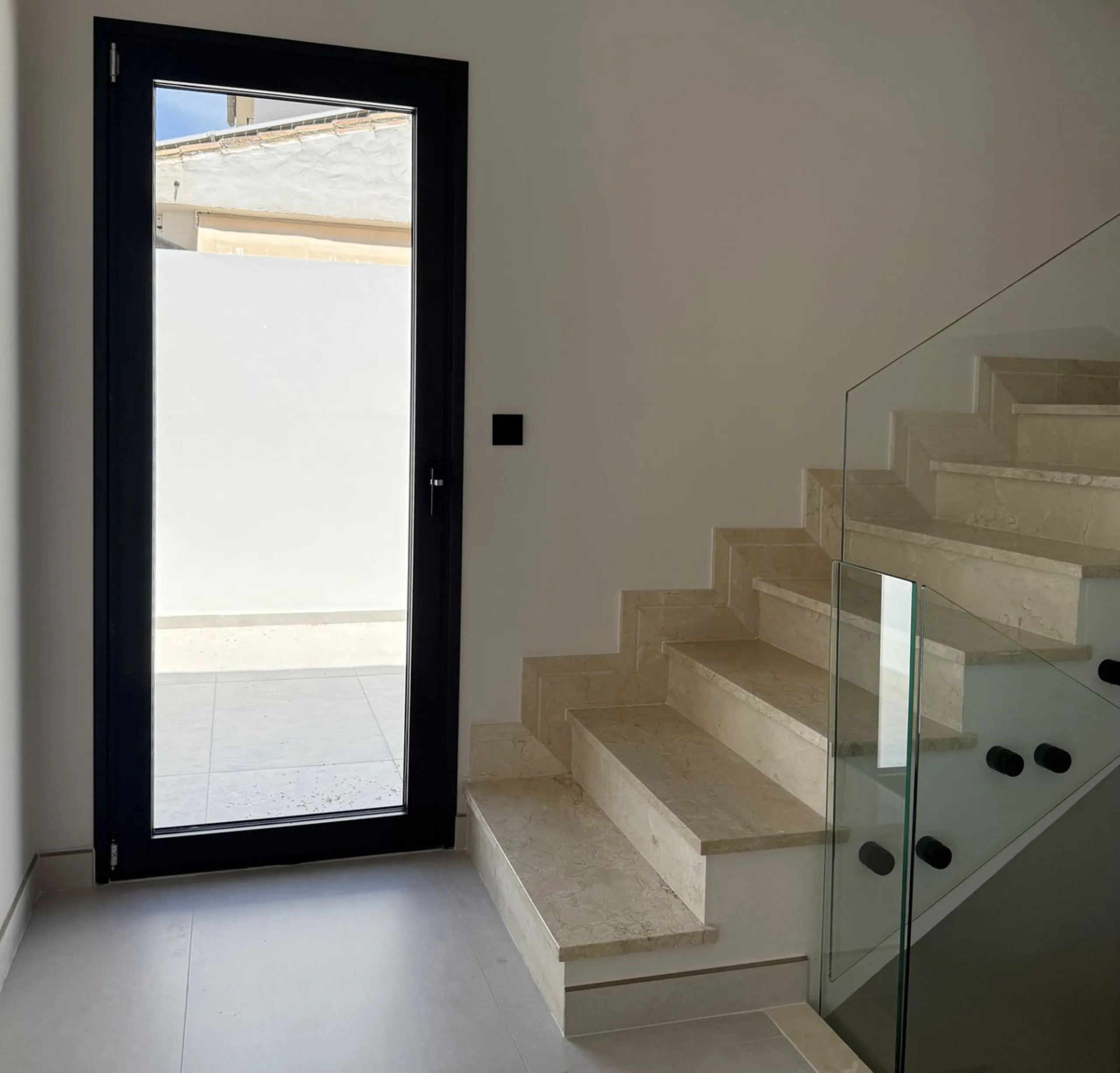 Spectacular 5 bedroom villa, located in the prestigious residential community in Nueva Andalucia, just few steps to Puerto Banus. Surrounded by beautiful villas and with private security, this magnificent property is just 10 minutes' walk from one of the 