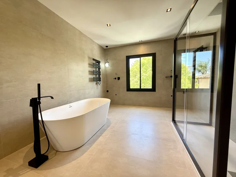 Spectacular 5 bedroom villa, located in the prestigious residential community in Nueva Andalucia, just few steps to Puerto Banus. Surrounded by beautiful villas and with private security, this magnificent property is just 10 minutes' walk from one of the 